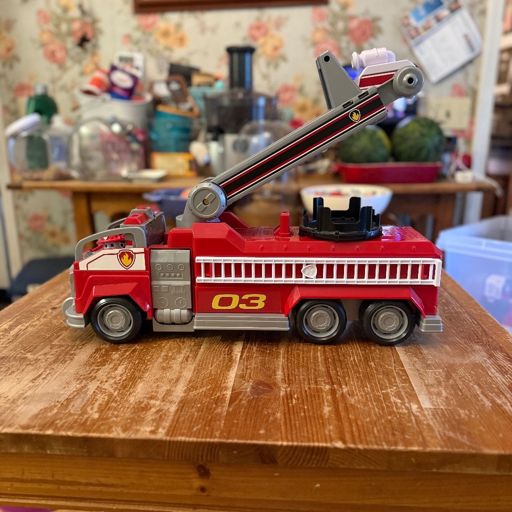 Paw Patrol Ultimate Rescue Marshall Fire Truck 03 w/ Lights, Sounds & Ladder